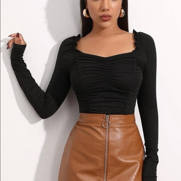 Black top with frills and sweetheart neckline - Picture 2 of 2